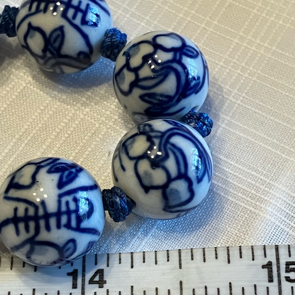 CHINESE PORCELAIN HAND KNOTTED AND PAINTED BEADED NECKLACE AND BRACELET - Picture 16 of 17
